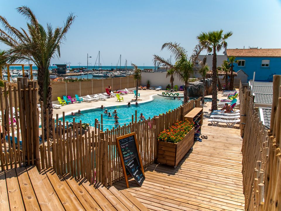 Camping Robinson à Marseillan Plage - piscine et transats