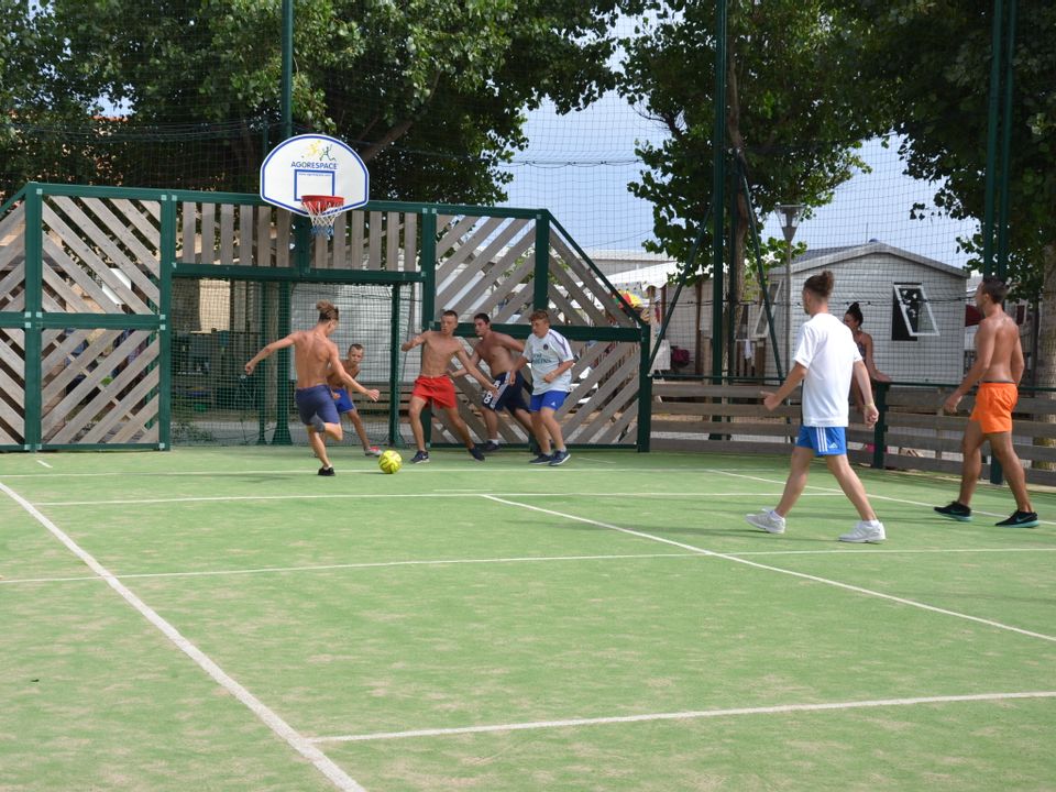 Camping Robinson à Marseillan Plage - terrain de sport