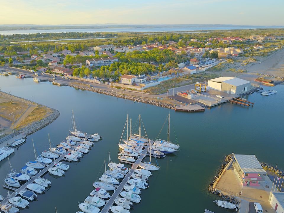 Camping Robinson à Marseillan Plage - vue aerienne depuis le port